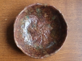 brązowa ceramiczna miska pokryta szkłem